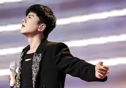 月光露营会：张杰站在宇航员掌心唱《天问》，舞台氛围感如何？