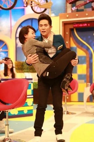 张晓龙做客《康熙来了》 一度遭小S胸袭