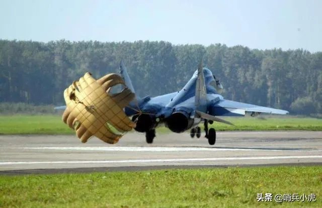 战斗机后轮着地,前轮抬起,如何分辨它是在起飞,还是在降落?