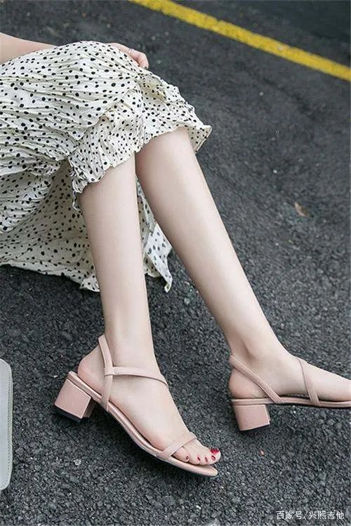 天气炎热的夏季除了运动鞋,还可以穿什么鞋?