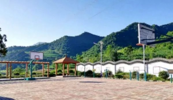 穷人在城市里买房，富人却在农村造别墅，这是为什么？