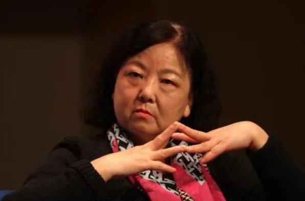 湖北大学老师梁艳萍被停职，她做了什么错事？