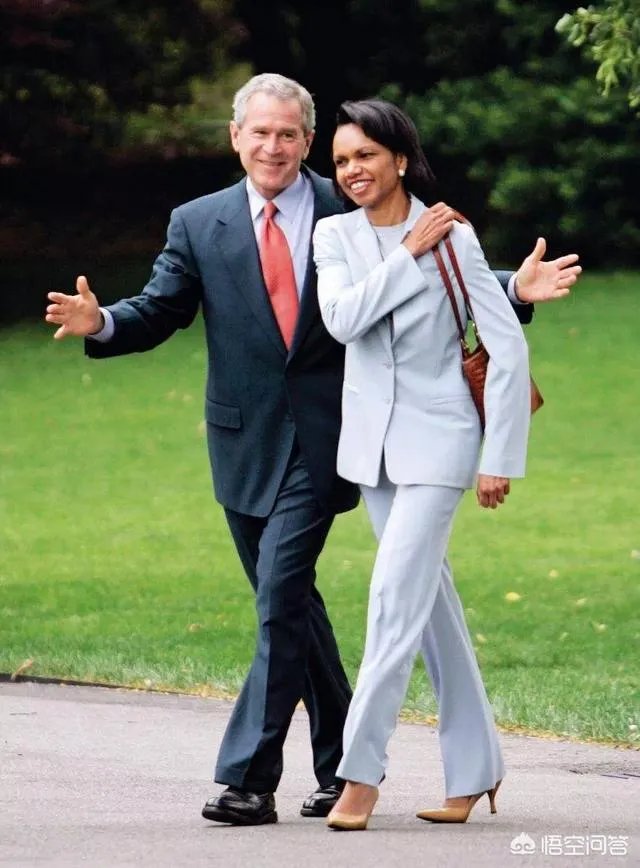 卡扎菲心中女神赖斯，地下室出生从政15年，为何受2位美国总统信赖？