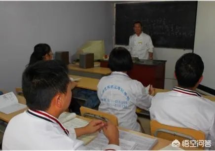 想做小吃生意,是加盟好还是去小吃培训机构学好呢?