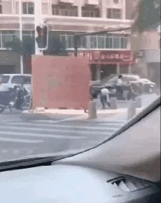 福建一男子一时冲动，当街撒10万现金，一地钞票遭哄抢光后才后悔，对此你怎么看？