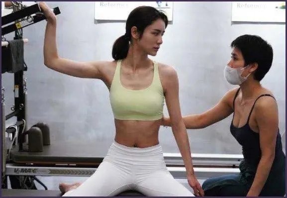 张馨月晒健身照秀马甲线，她平时是如何锻炼的？