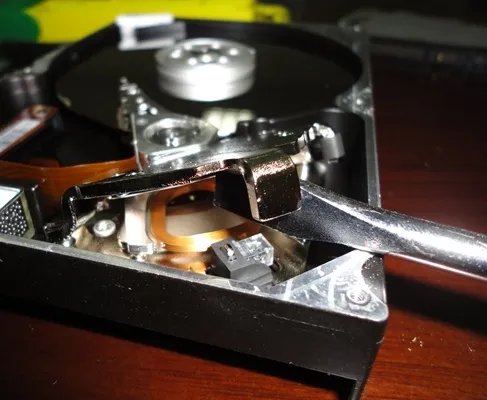 硬盘马达如何敲出来