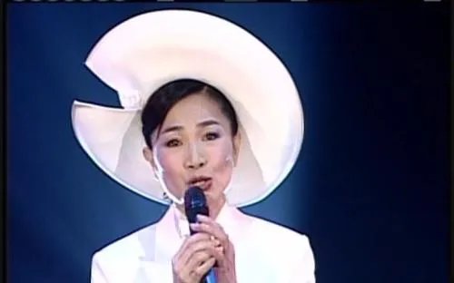 帽子天后凤飞飞为什么总戴帽子？