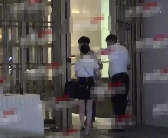 毛晓彤疑似新恋情曝光 与小鲜肉同回住处现场画面曝光