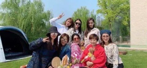 杨颖聚会合照曝光，这是现实版的三十而已吗？