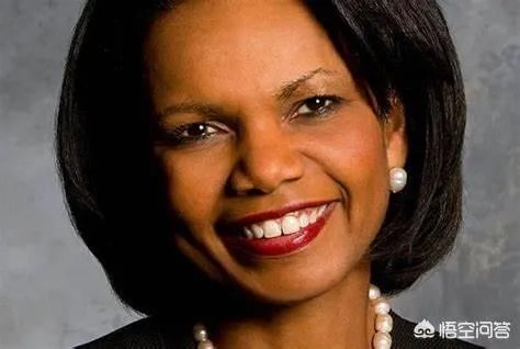 卡扎菲心中女神赖斯，地下室出生从政15年，为何受2位美国总统信赖？