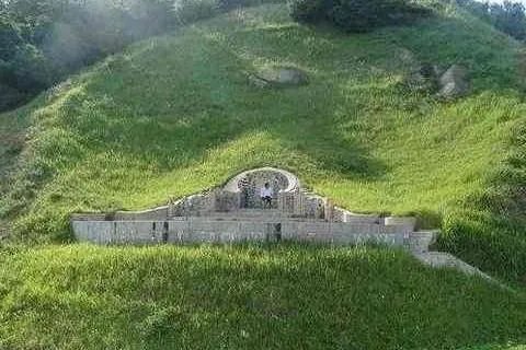 老话“坟前生洞子孙穷，坟后三物变富人”是啥意思？