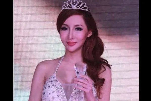 王瑞儿整容对比照好可怕 很变态和芭比娃娃很相似