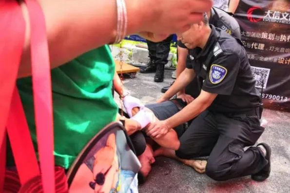 任达华3厘米刀伤图:有网友称是捅老板但捅错人了