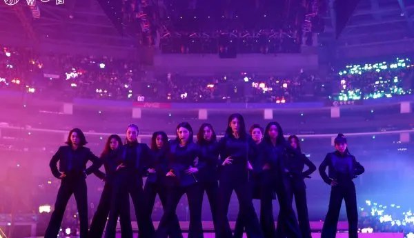 火箭少女们穿披风护送yamy，这样的表达方式是否有些尴尬？