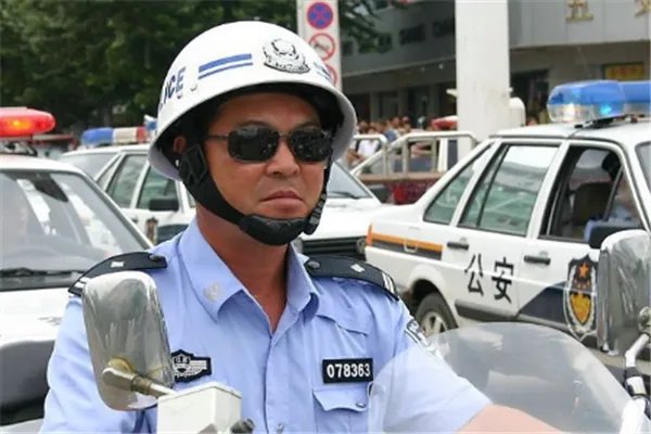 大学生缺钱冒充警察罚款，这是怎么一回事？