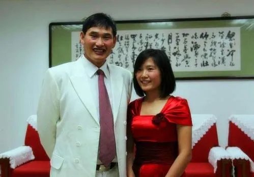 大衣哥儿媳旗袍写真曝光，与结婚照比起来究竟哪一个更美？