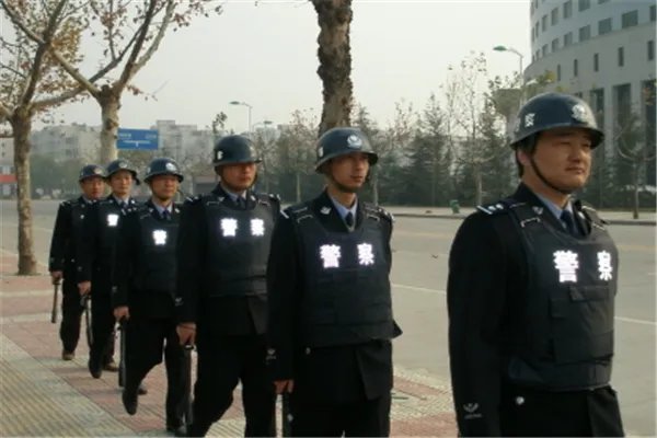 大学生缺钱冒充警察罚款，这是怎么一回事？