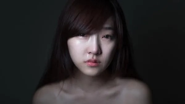 跳楼砸死父亲女生患抑郁症，事情背后有何隐情？