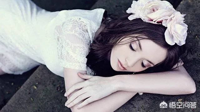 老婆总是去闺蜜家过夜，每次开视频不接说她闺密没穿衣服不方便，为啥？