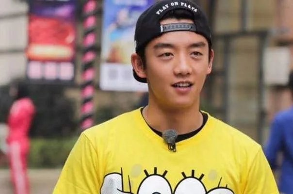 郑恺在片场弃工作服侍女友，郑恺公开的女友有哪些？