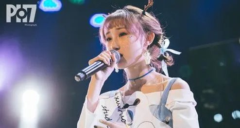 陈雪凝出道的第一首歌是什么？