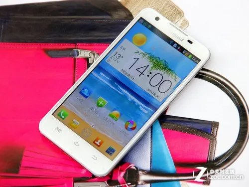 4.7英寸屏幕4核13MP 白色酷派9960图赏