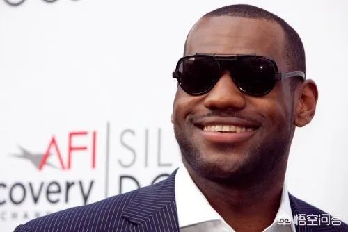 在2018赛季NBA颁奖典礼上，詹姆斯获得了什么奖？他本人没到现场是如何领奖的？