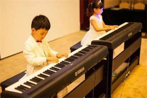 钢琴培训机构加盟排名：掌门陪练上榜，柏斯琴行第四