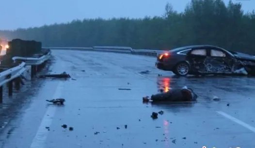 高速驶来火轮车，高速上行驶该注意些什么？