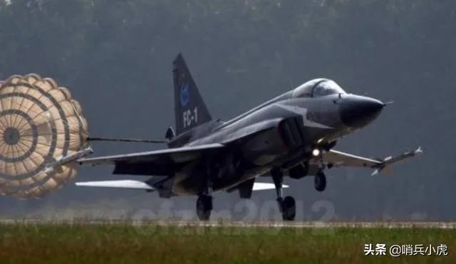 战斗机后轮着地,前轮抬起,如何分辨它是在起飞,还是在降落?