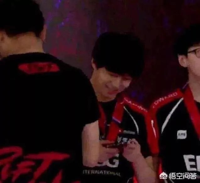 你如何看待有网友说：厂长当年对WE已经仁至义尽了，微笑被打退役是因为一款手游？