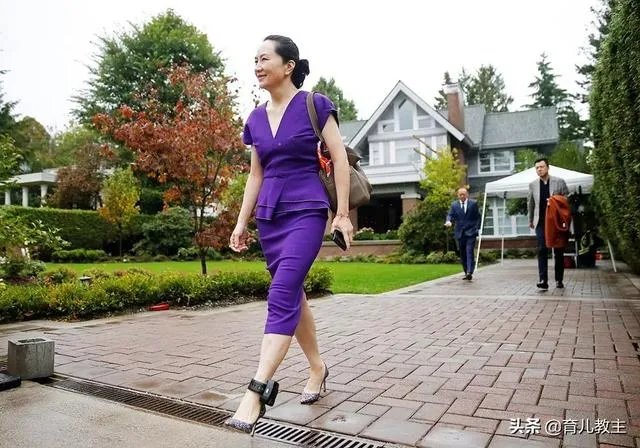 孟晚舟出庭时身边有不少随行的人是什么身份？又说明了什么问题？