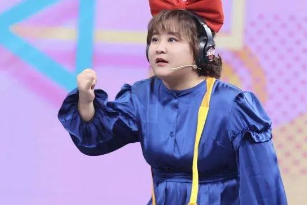 贾玲在街头录节目被偶遇，穿单薄公主裙不怕冷，艺人的工作有多么艰辛？