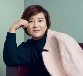 贾玲在街头录节目被偶遇，穿单薄公主裙不怕冷，艺人的工作有多么艰辛？