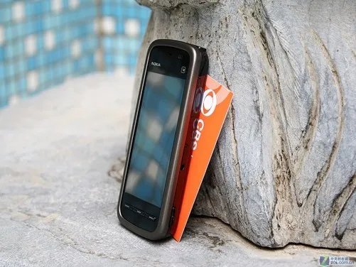 直板触控S60 诺基亚5228售价不足1000元