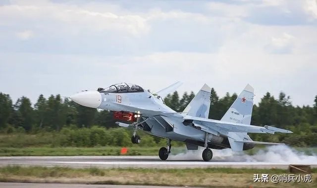 战斗机后轮着地,前轮抬起,如何分辨它是在起飞,还是在降落?