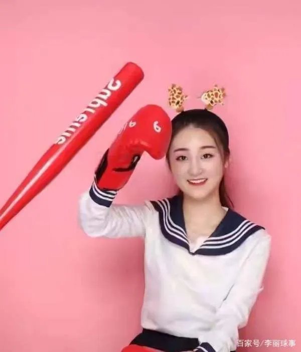 大衣哥儿媳旗袍写真曝光，与结婚照比起来究竟哪一个更美？