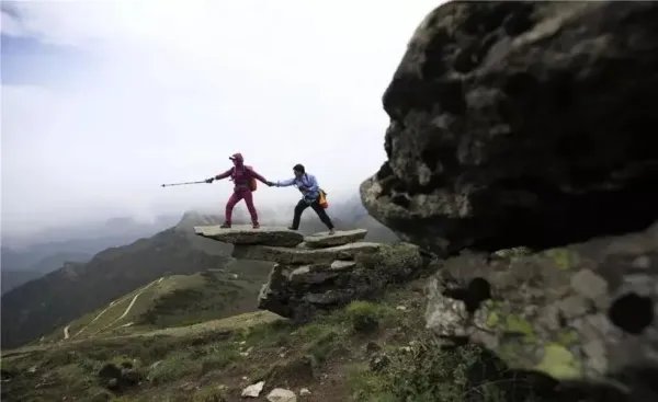 4人在悬崖边脚踩巨石用力摇晃，这样的地方为何会成为网红打卡点？