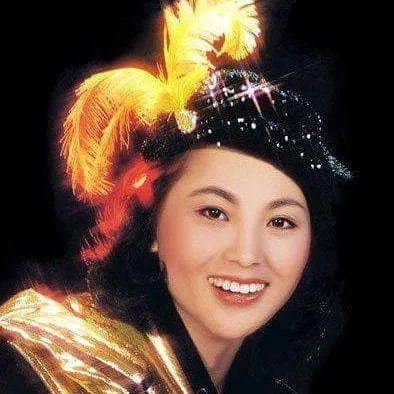 帽子天后凤飞飞为什么总戴帽子？