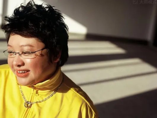 韩红49岁至今未婚,为了公益几乎倾家荡产,她到底为了什么?