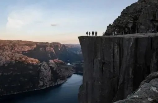 4人在悬崖边脚踩巨石用力摇晃，这样的地方为何会成为网红打卡点？