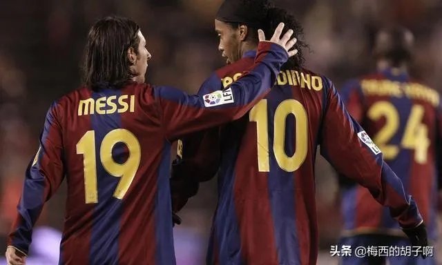 小罗连续4次踢中门柱弹回脚下的视频，你认为是真的吗？