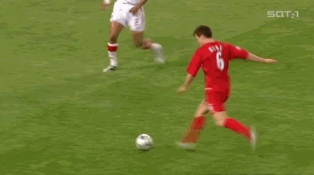 2005年欧冠决赛,上下半场比赛的反差为什么这么大?