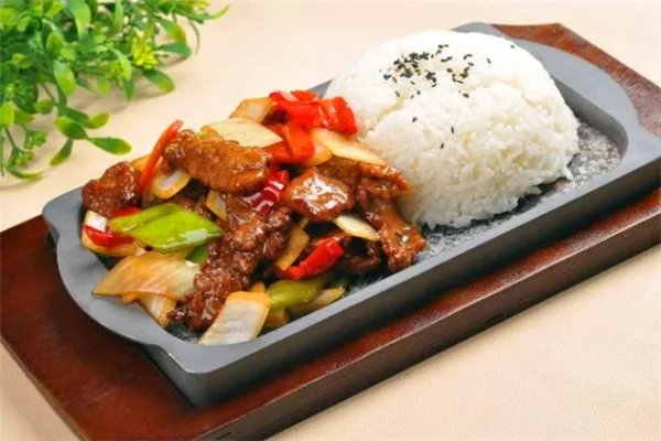 被封控的年轻人，3天烧糊了2个锅，你觉得现在的年轻人该不该学习做饭？