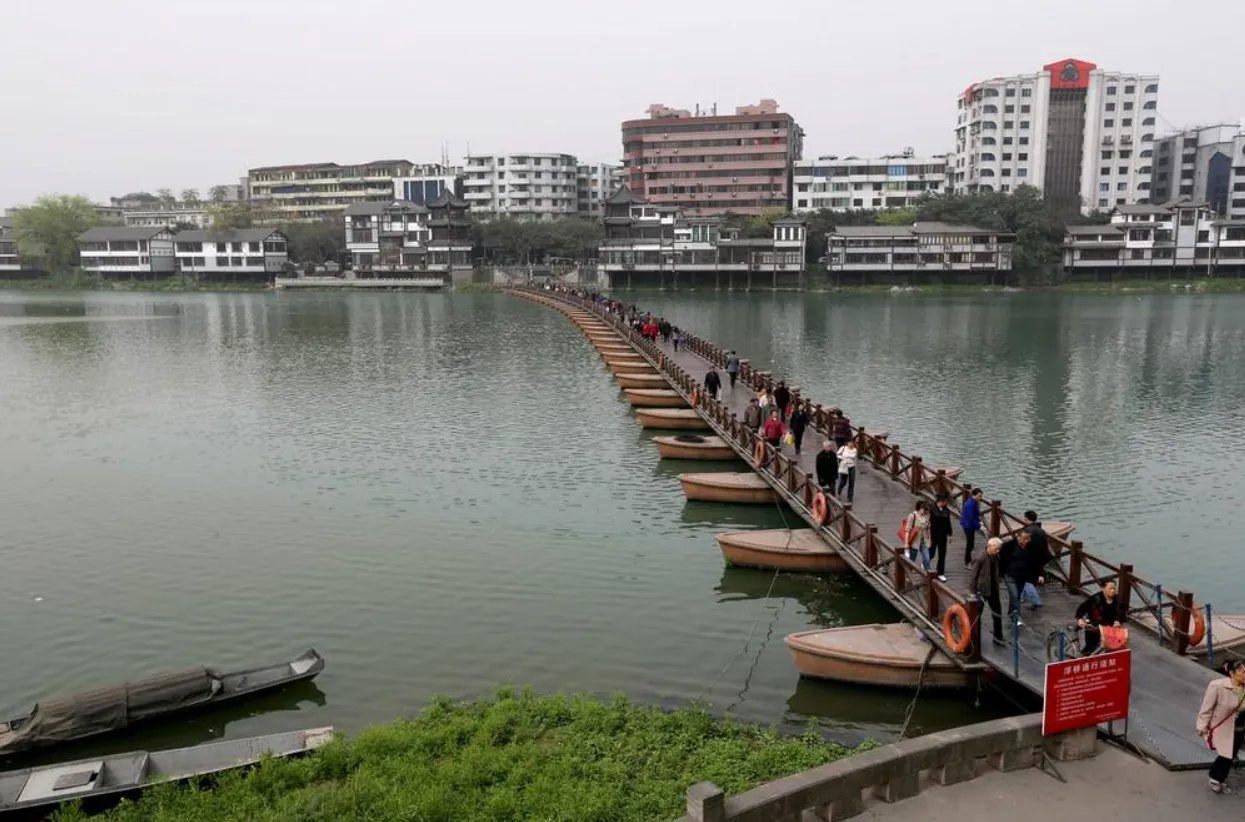 四川乐山五通桥散发出刺激性气雾到底是什么？