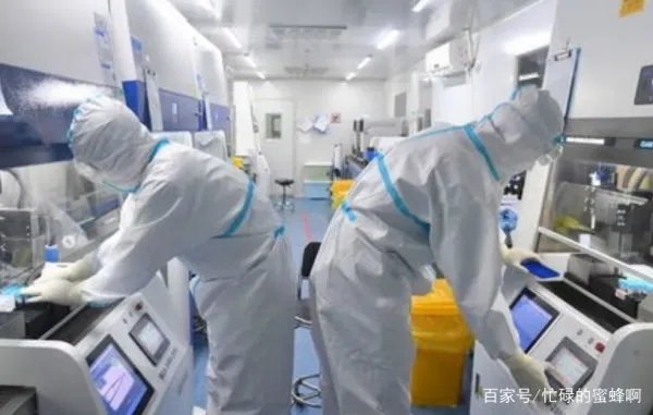 在大连疫情的扩散事件中，有哪些人被查了？