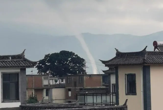 大理洱海现龙吸水，场面到底有多壮观？