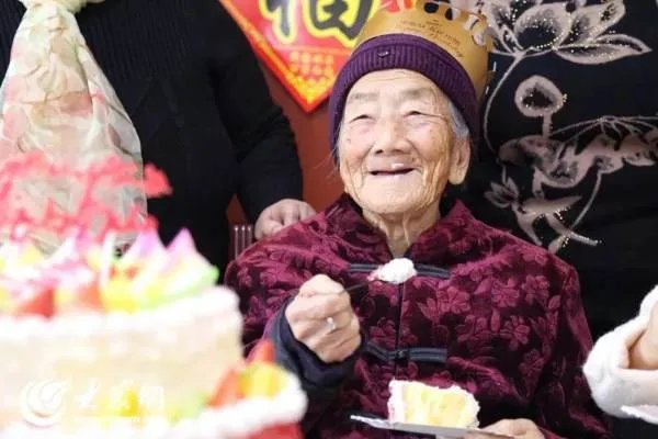 百岁老人被孙子捧成全县网红，她因何备受大众的喜爱？