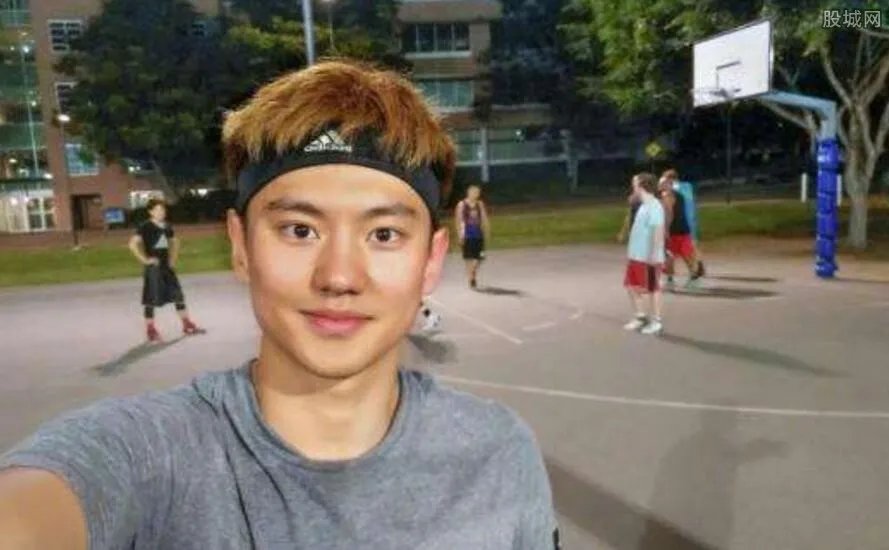 宁泽涛激凸照片 颜值高身材好迷倒众人 （组图）